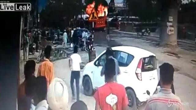 Si gettano dal bus in fiamme, non tutti si salvano