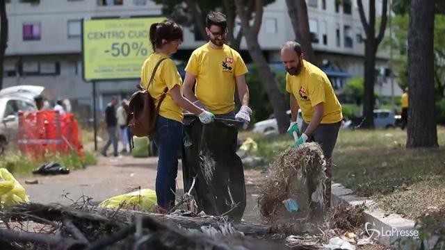 Orfini a Roma armato di pala: Qui per dare una mano, Raggi ringrazi