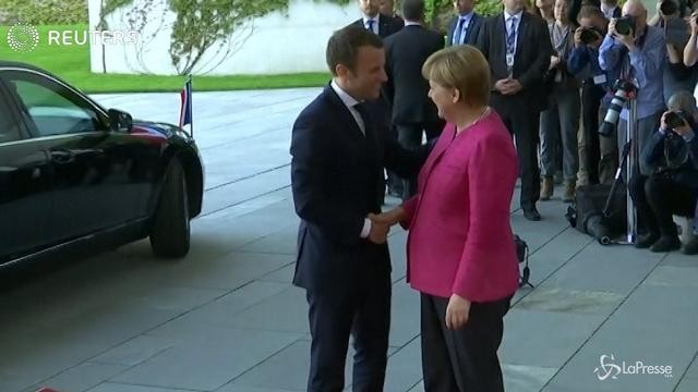 VIDEO Macron da Angela Merkel: Possibile cambiare trattati Ue