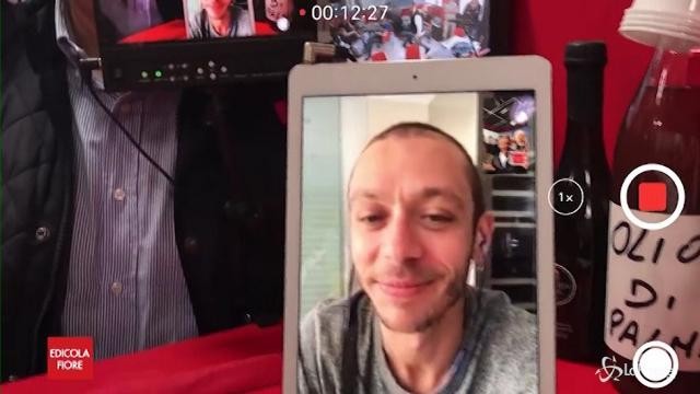 VIDEO Valentino Rossi, che show a Edicola Fiore