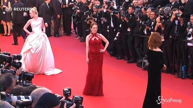 Cannes, la sfilata delle superstar sul red carpet inaugurale