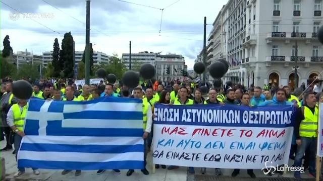 Grecia, anche la polizia in piazza contro i tagli del Governo Tsipras