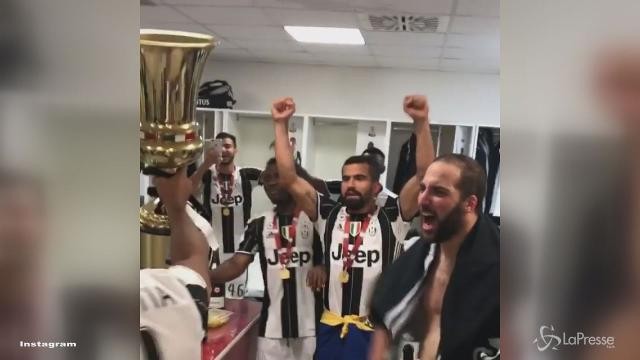 VIDEO Festa Juventus, l’arrivo della coppa negli spogliatoi