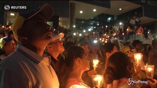 Venezuela, protesta a lume di candela contro Maduro
