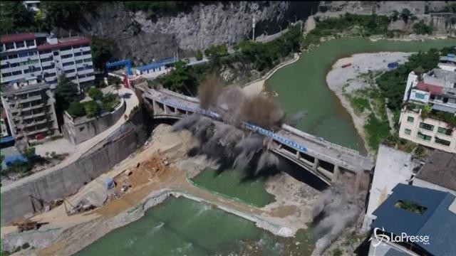 Cina, la spettacolare demolizione di un ponte
