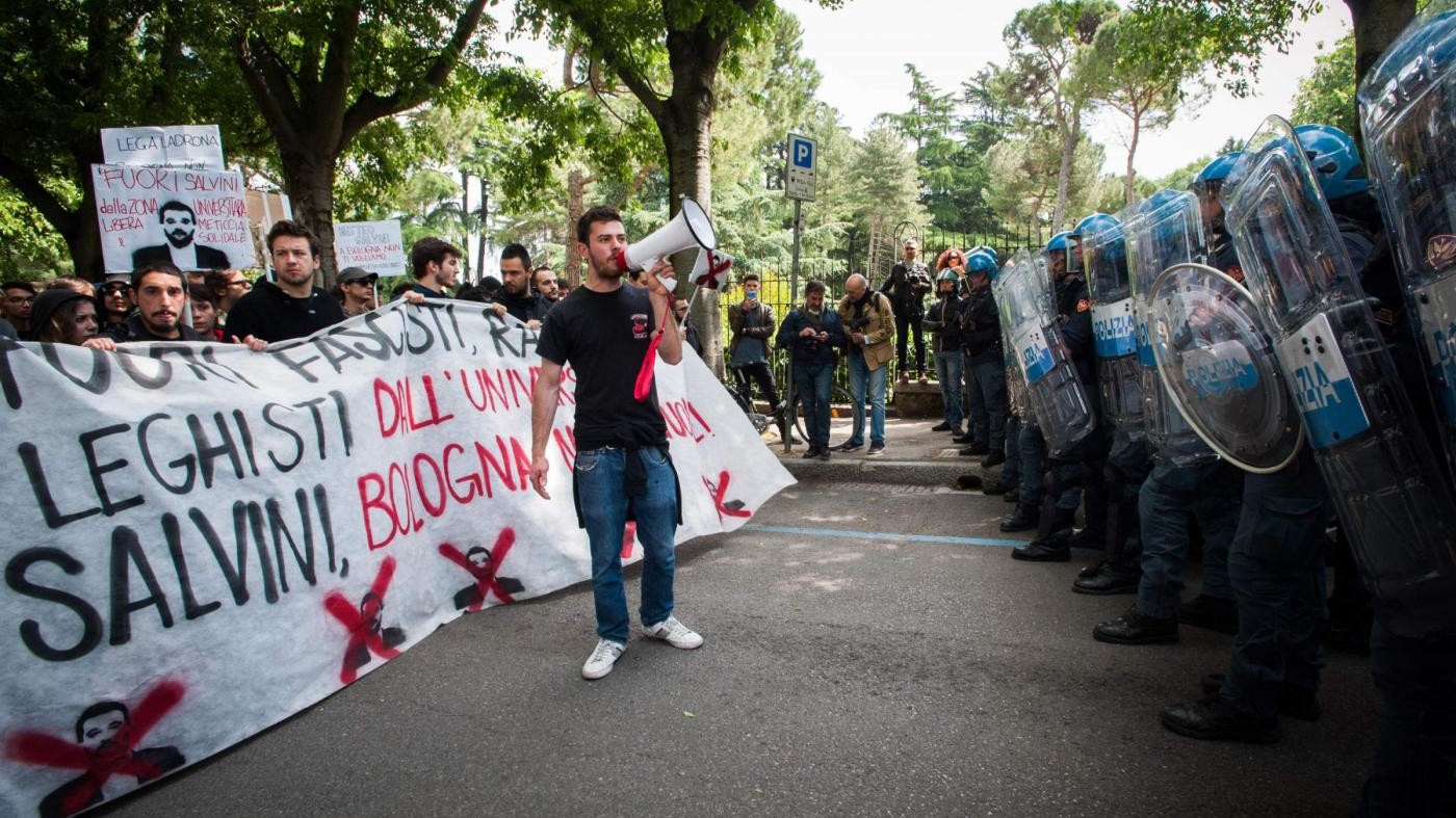 Bologna, Salvini contestato fuori dall’Università: E’ delinquenza