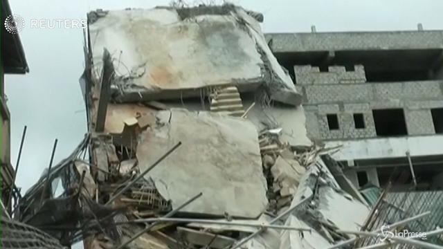 Sri Lanka: crolla edificio, almeno 27 feriti