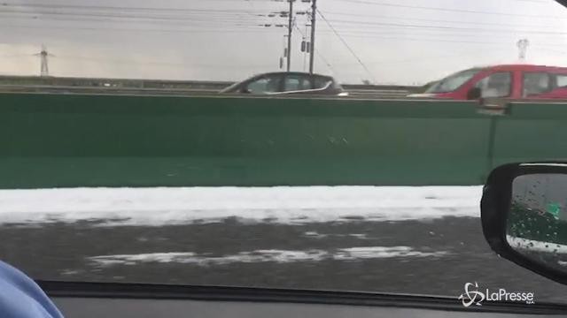 Maltempo, grandine imbianca l’autostrada Milano-Torino