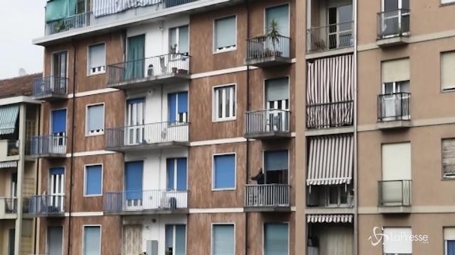 Torino: barricato in casa minacciava di sparare, si è arreso