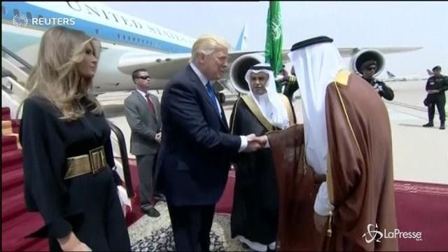 VIDEO Trump arriva in Arabia Saudita