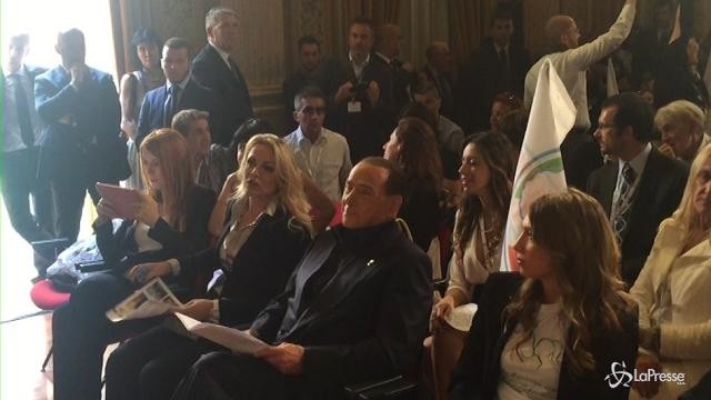 VIDEO Berlusconi in prima fila a presentazione ‘Movimento Animalista’