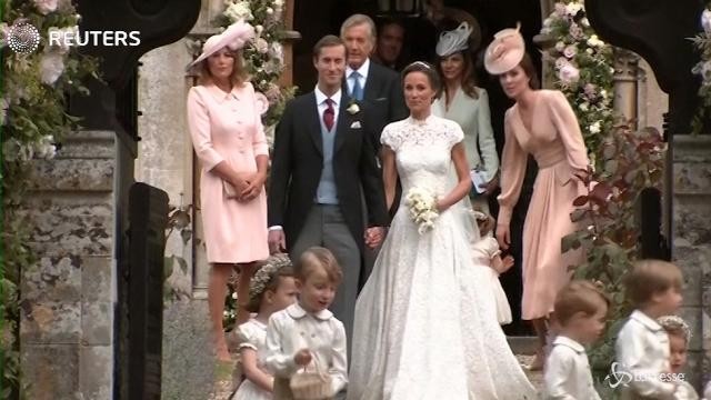 VIDEO I novelli sposi Pippa e James lasciano la chiesa