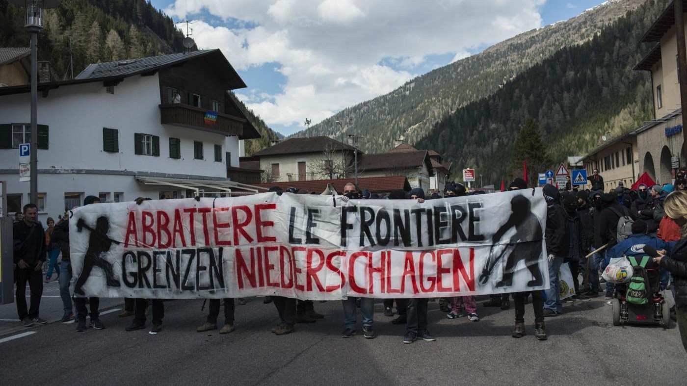 Brennero, giornata di guerriglia: 5 arresti, 17 agenti feriti