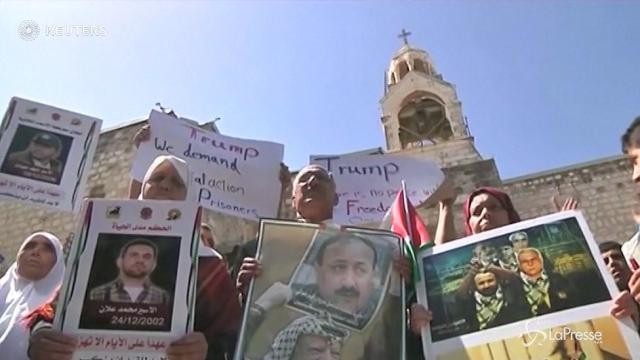 Palestina: proteste durante l’incontro tra Trump e Abu Mazen