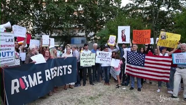 VIDEO Roma, americani contro Trump: Non sei il benvenuto