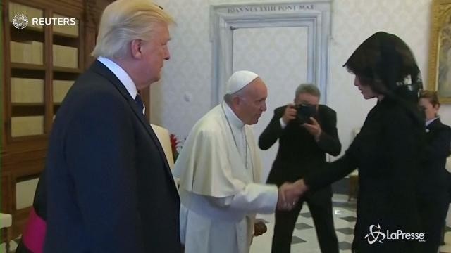 VIDEO Il Papa a Melania Trump: “Cosa gli dà da mangiare, pizza?”