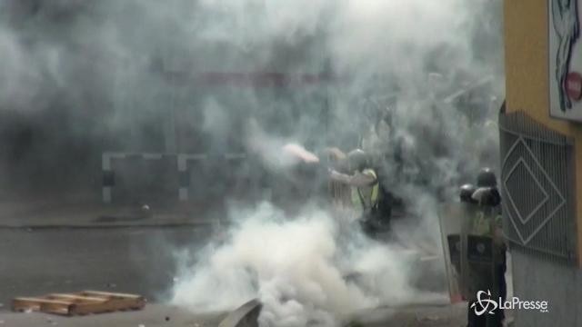 Continuano gli scontri in Venezuela