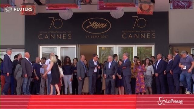 VIDEO Cannes, il giorno del dolore per la strage di Manchester