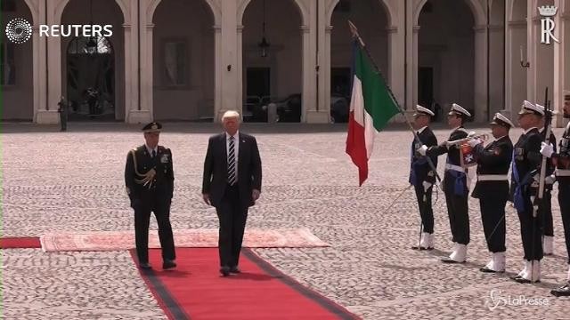Trump arriva in Quirinale e non saluta la bandiera
