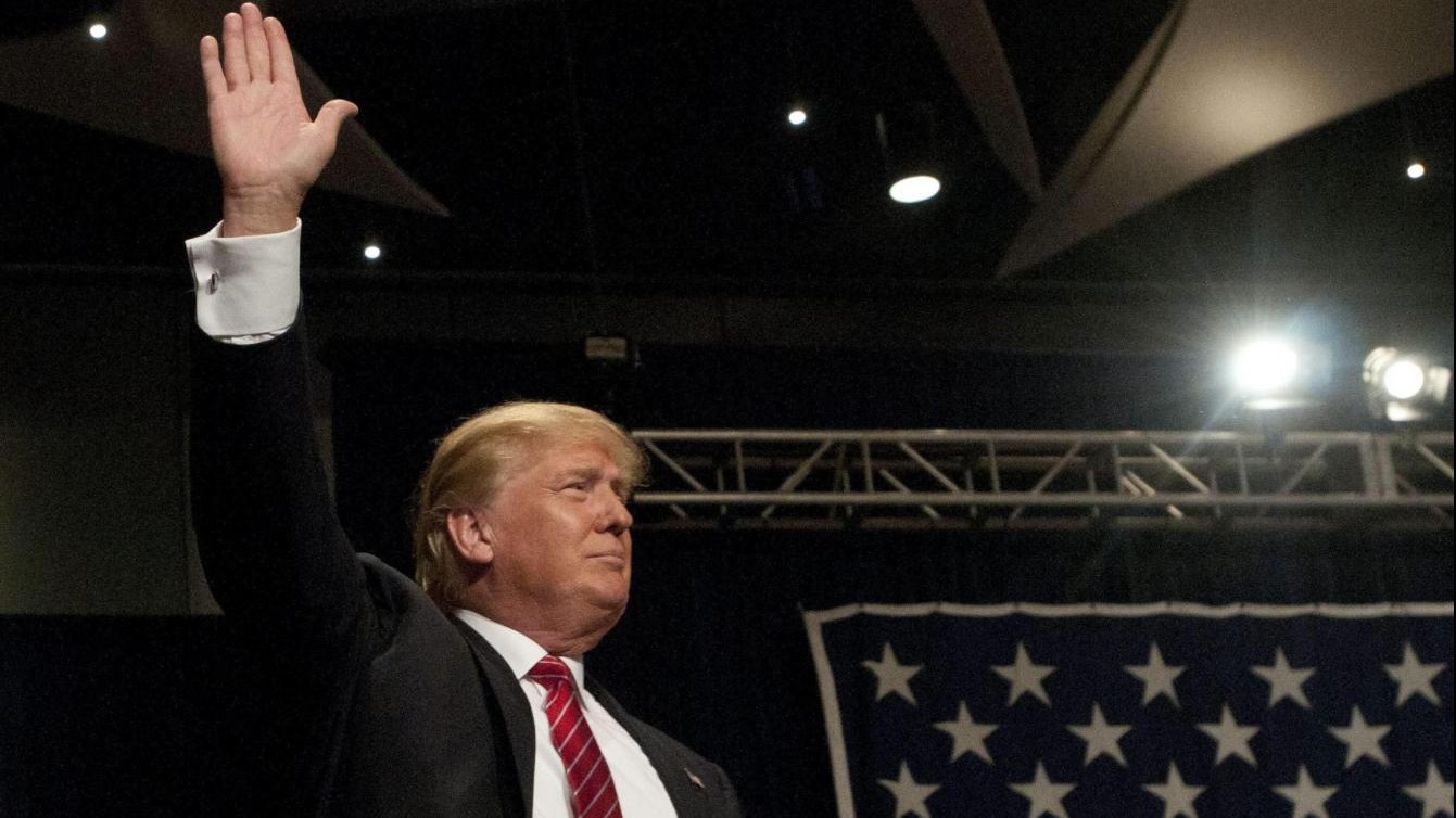 Trump: Clinton mi attacca su donne, ma come le tratta Bill?