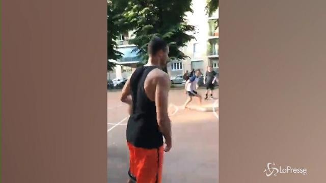 Dall’Nba al campetto di Milano, il Gallo si diverte con gli amici