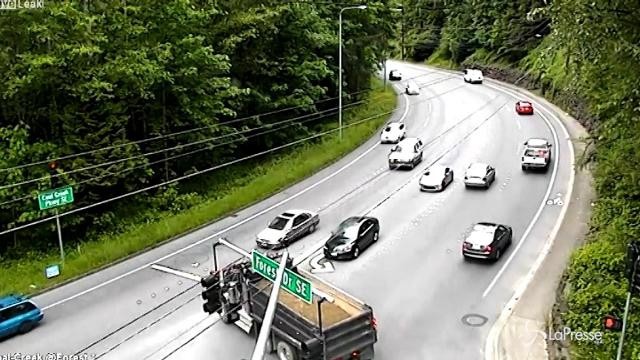 Usa: camion travolge auto, il guidatore si salva miracolosamente