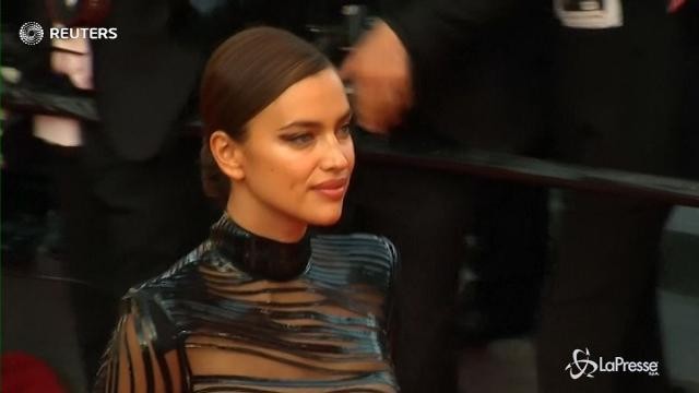 VIDEO Cannes, Irina Shayk incanta con delle sexy trasparenze