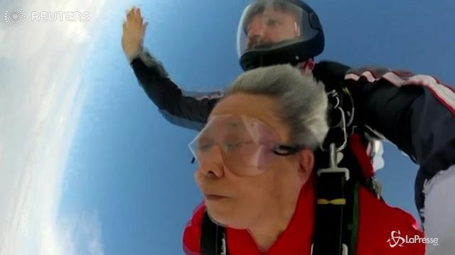 La nonnina si lancia con il paracadute, in Cina diventa una star