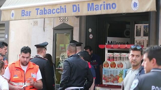 Giugliano, padre e figlio uccisi in una tabaccheria