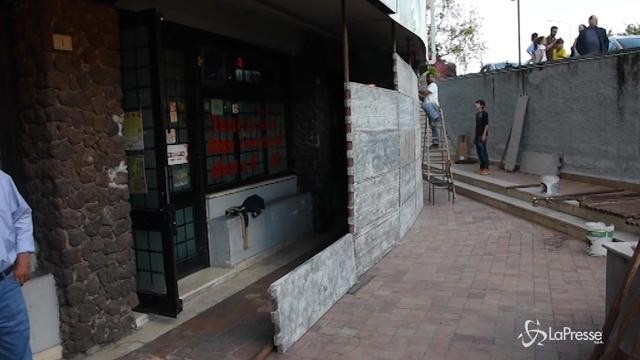 G7, la gente di Giardini Naxos costruisce barricate