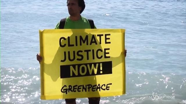 G7, Greenpeace in spiaggia con la Statua della libertà