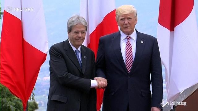 G7, Trump stringe la mano a Gentiloni e dice ‘ciao’ ai fotografi