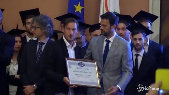 VIDEO Diploma honoris causa a Totti: Mi sento pesce fuor d’acqua