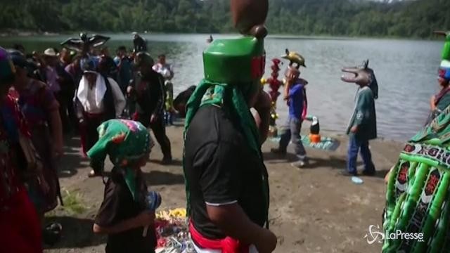 Ballano la danza della pioggia a duemila metri d’altezza