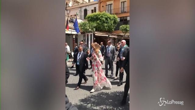 G7, Melania Trump passeggia in corso Umberto a Taormina