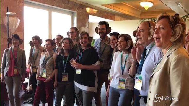 G7, flash mob con orecchie giganti