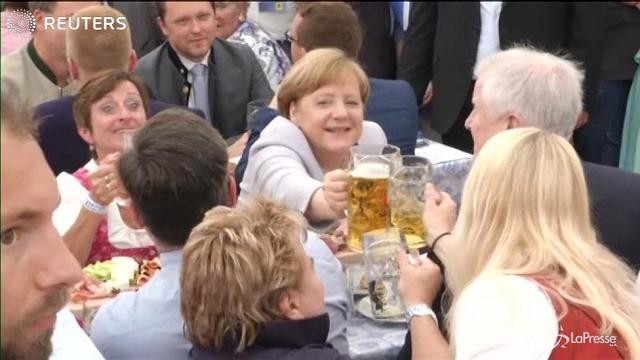 VIDEO Per Angela Merkel una birra a Monaco di Baviera