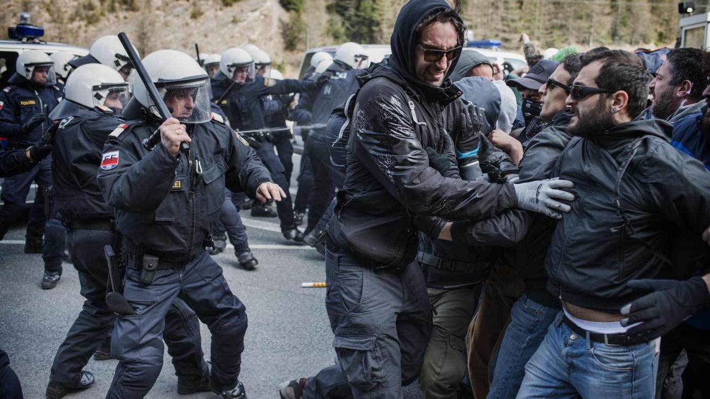 Migranti, scontri al Brennero tra centri sociali e polizia