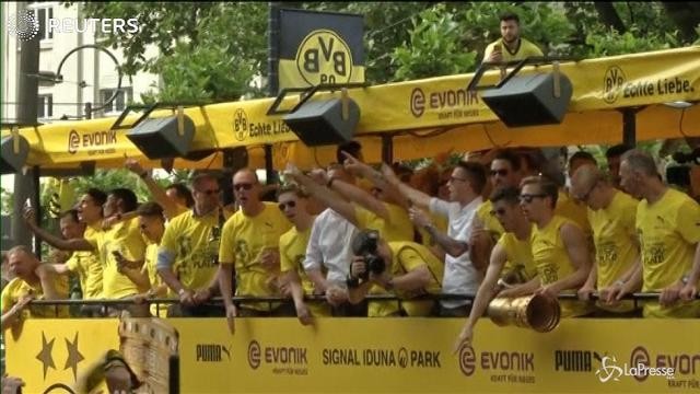 Borussia vince la Coppa di Germania, festa a Dortmund