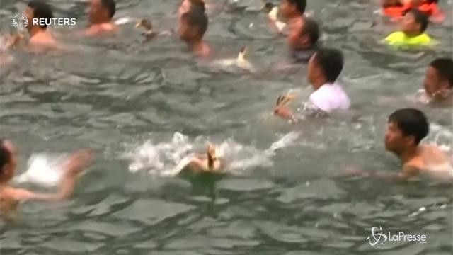In Cina si gioca a “cattura l’anatra”
