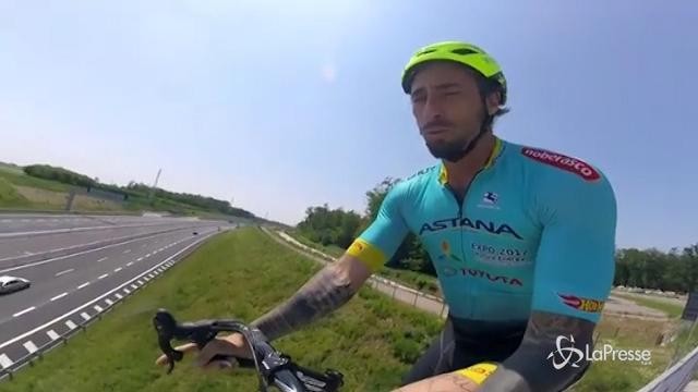Brumotti show, in bilico su un cavalcavia
