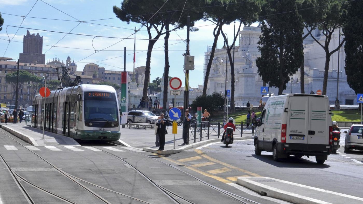 Ballerina travolta dal tram a Milano in prognosi riservata