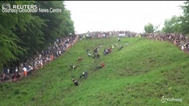Inghilterra, tutti pazzi per il formaggio che rotola