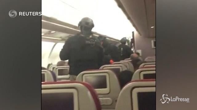VIDEO Tenta di entrare in cabina di pilotaggio: passeggero bloccato