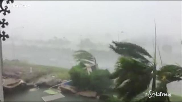 Moto d’acqua sulle inondazioni del ciclone Debbie