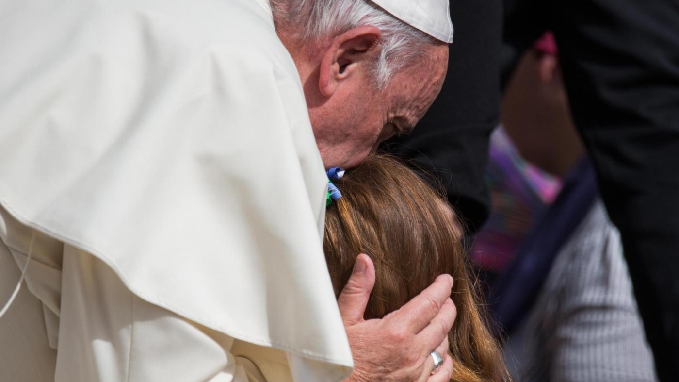 Papa incontra Lizzy, bimba destinata a diventare cieca