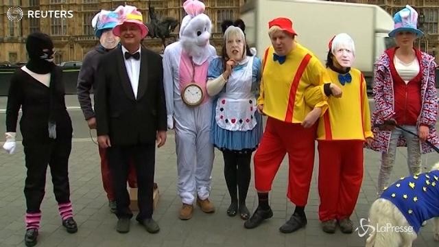 Personaggi di ‘Alice nel Paese delle meraviglie’ contro la Brexit