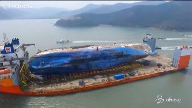 Continua il trasporto verso terra del relitto del traghetto Sewol