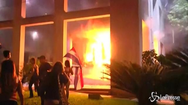 VIDEO Paraguay, scontri con la polizia e Parlamento in fiamme