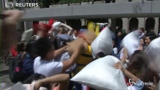 VIDEO Hong Kong, la battaglia dei cuscini